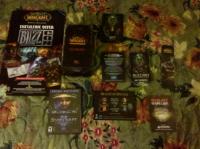 Das Goodie Bag der BlizzCon 2010 enthält leider rein gar nichts, was mit Diablo 3 zu tun hat. Inhalt: Dethling-Statue, StarCraft 2 Trial-Version, Key für SC2 Murloc Portrait, Decals und WoW-Pet, Blizzard-Authenticator, WoW Lesezeichen und Karte und P